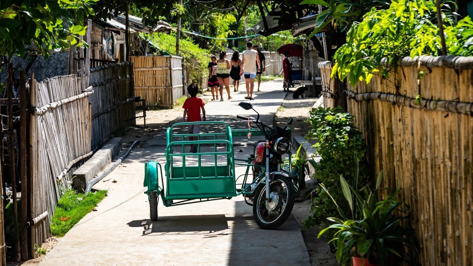 Rue animée d'une île de Palawan aux Philippines, zone où les distributeurs automatiques sont rares