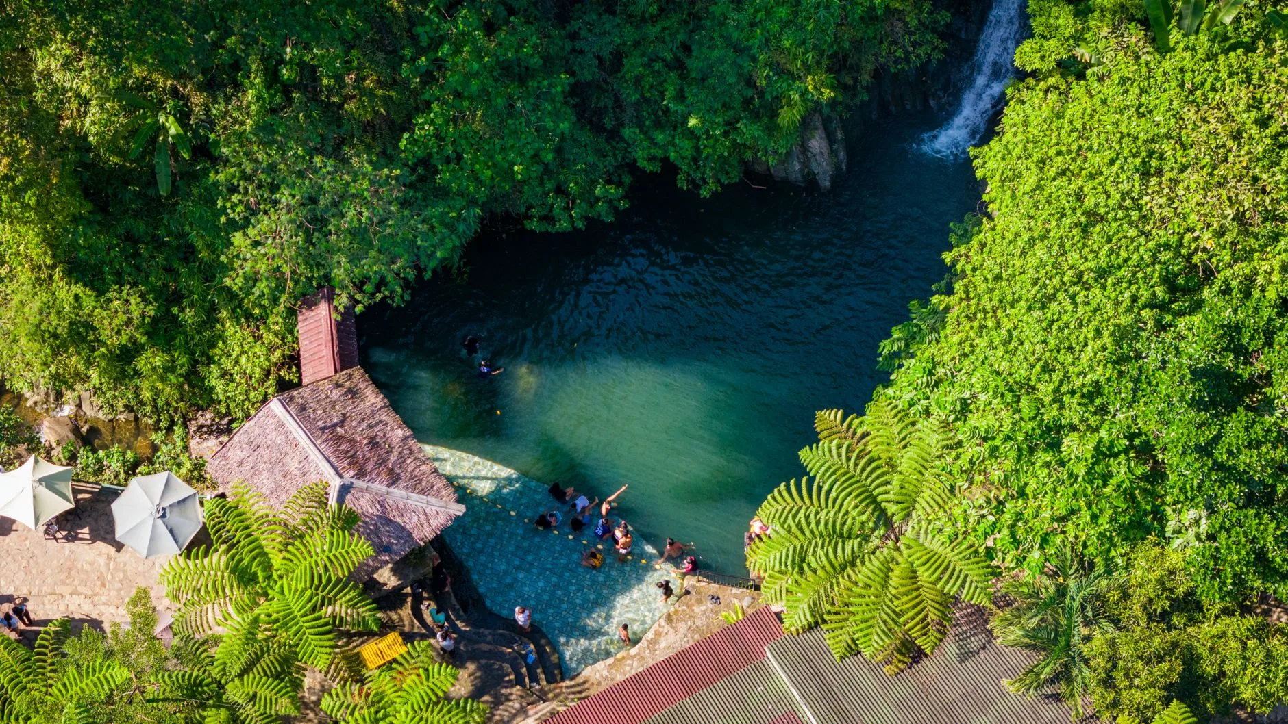 Cambugahay Falls (Siquijor) — les bassins bleus de l'île mystérieuse