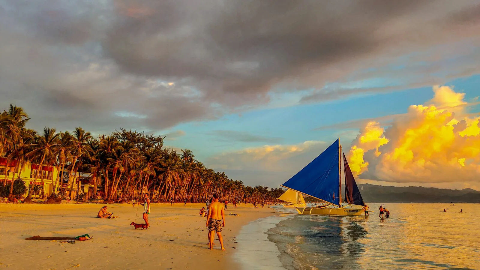 Famille avec deux enfants marchant sur une plage de sable blanc aux Philippines