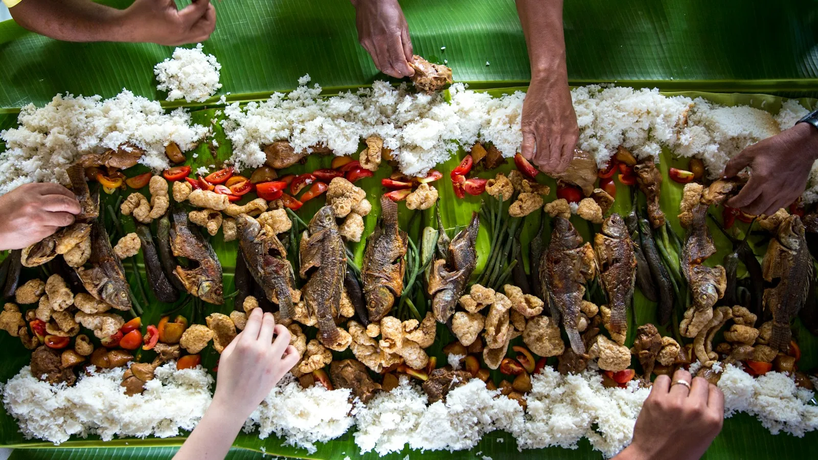 Addition et billets de pesos posés sur une table de restaurant philippin en bord de mer